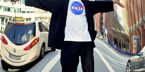 Ein Magier mit seinem mittelmäßigen Shirt verändert die Straße auf der er steht