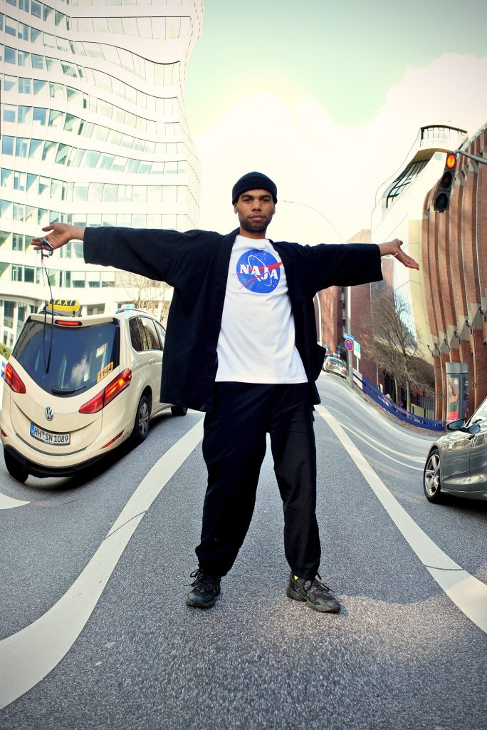 Ein Magier mit seinem mittelmäßigen Shirt verändert die Straße auf der er steht