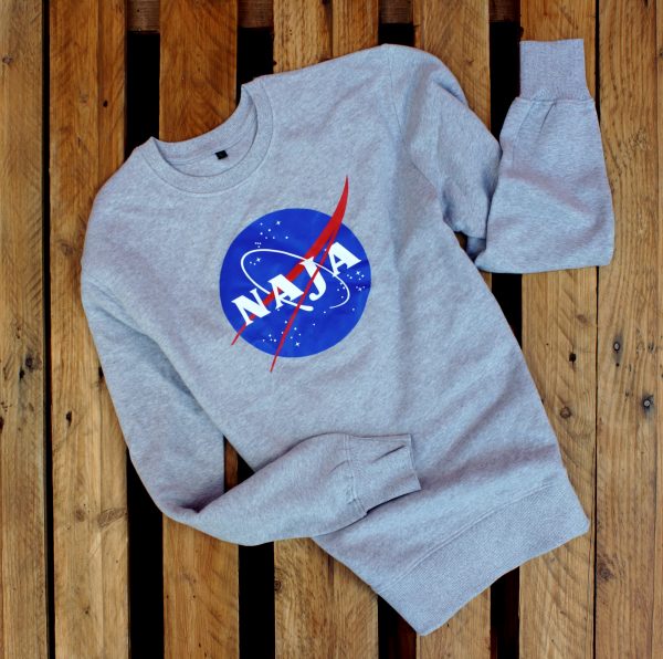 Der greaue NAJA Sweater mit raumfahrerischem NAJA Schriftzug auf der Brust