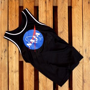 Das schwarze NAJA Trikot mit raumfahrerischem NAJA Schriftzug auf der Brust